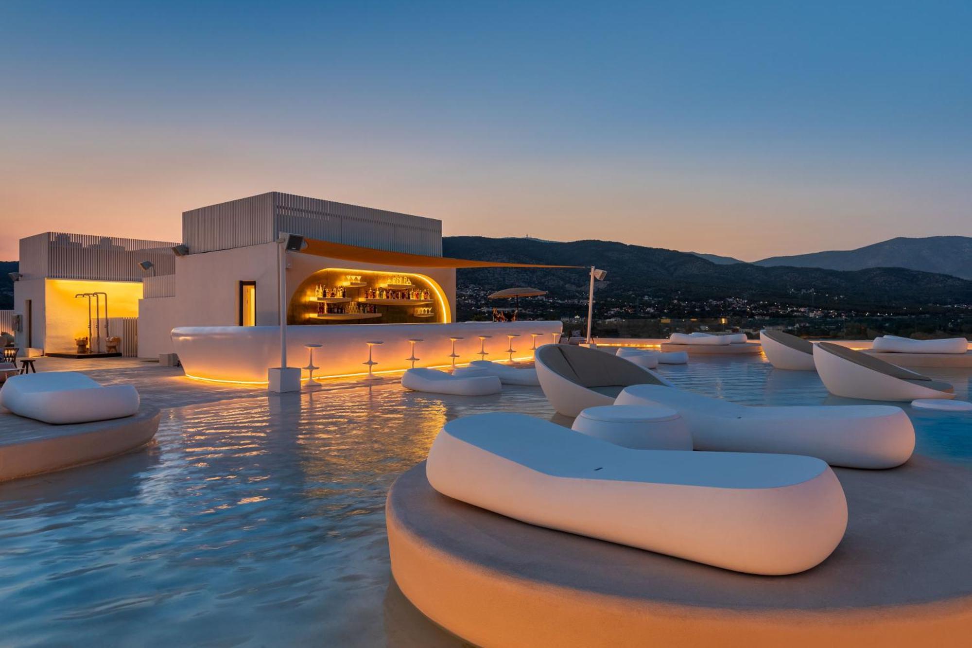 Isla Brown Corinthia Resort & Spa, Curio Collection By Hilton Agii Theodori Exterior foto The bar at the top of the hotel