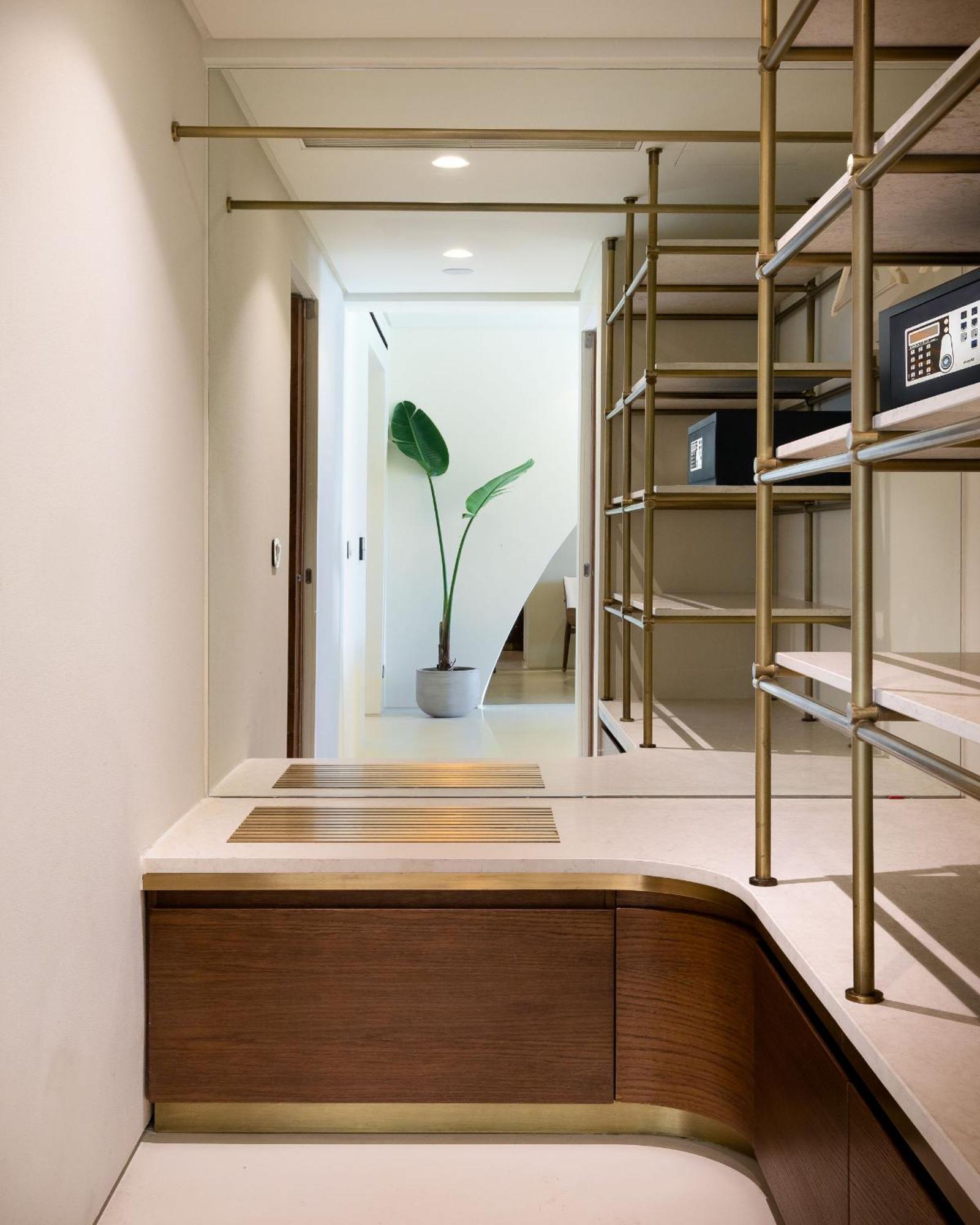 Isla Brown Corinthia Resort & Spa, Curio Collection By Hilton Agii Theodori Cameră foto Interior of a suite at The Hari