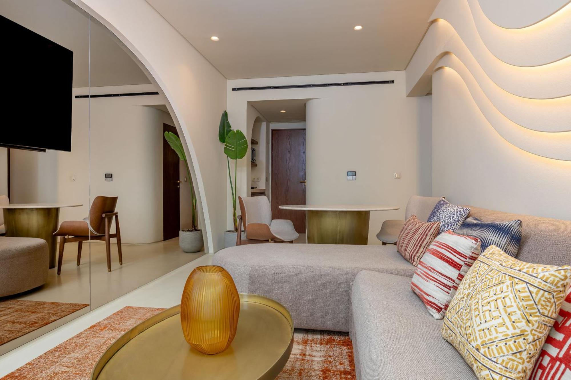 Isla Brown Corinthia Resort & Spa, Curio Collection By Hilton Agii Theodori Cameră foto A living room in a condominium