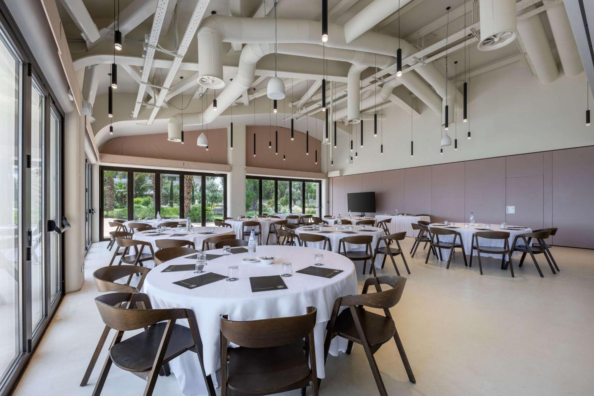Isla Brown Corinthia Resort & Spa, Curio Collection By Hilton Agii Theodori Exterior foto The interior of the conference centre